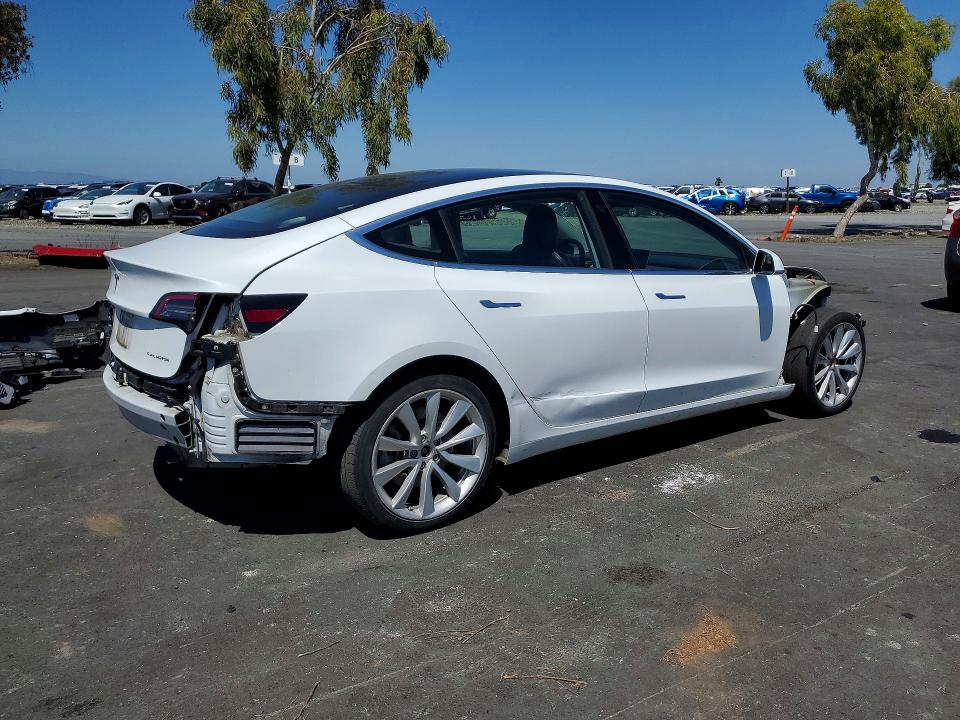 51553166 :رقم المزاد ، 5YJ3E1EB3JF107609 vin ، 2018 Tesla Model 3 مزاد بيع