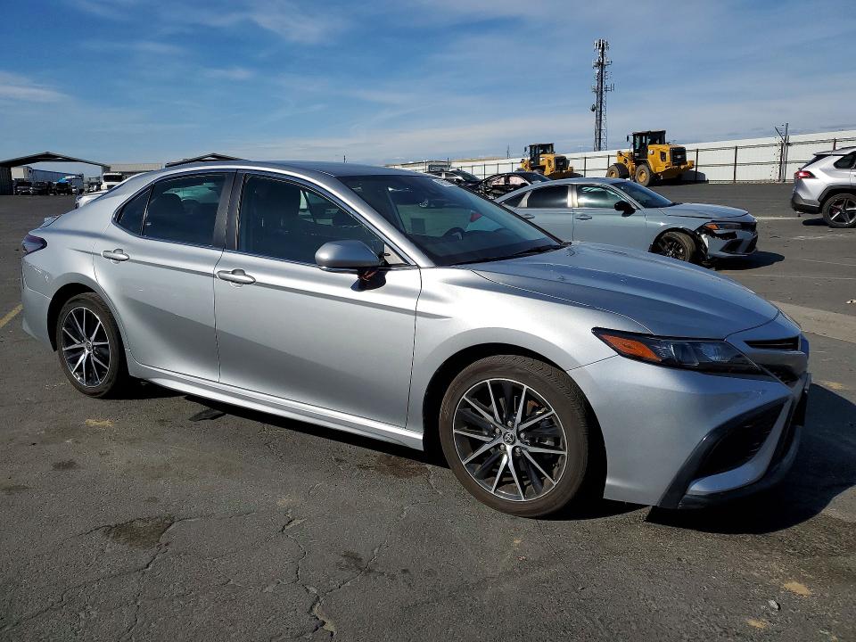 Продажа на аукционе авто 2024 Toyt Camry, vin: 4T1G11AKXRU200242, номер лота: 49672276