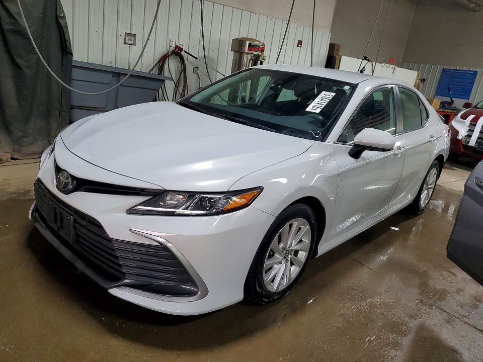 51641416 :رقم المزاد ، 4T1C11AK4NU040920 vin ، 2022 Toyota Camry مزاد بيع