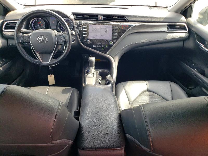 49811796 :رقم المزاد ، 4T1B11HK6JU110588 vin ، 2018 Toyota Camry مزاد بيع