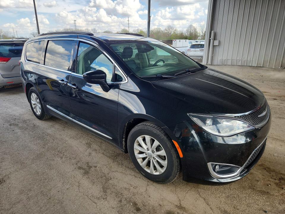 49021116 :رقم المزاد ، 2C4RC1BG7HR744582 vin ، 2017 Chrysler Pacifica مزاد بيع
