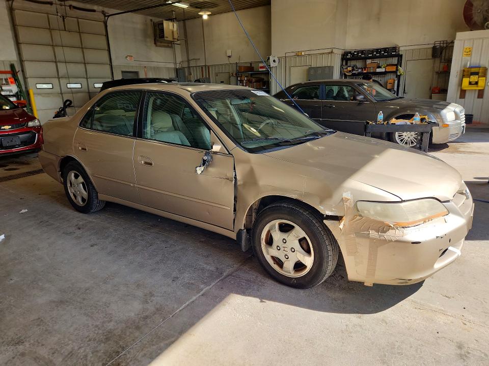 2000 Honda Accord მანქანა იყიდება აუქციონზე, vin: 1HGCG6586YA099781, აუქციონის ნომერი: 49507296