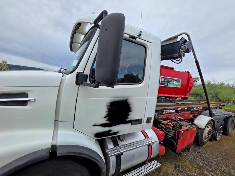 47402156 :رقم المزاد ، 4V5KC9UF72N332381 vin ، 2002 Volvo Vhd مزاد بيع