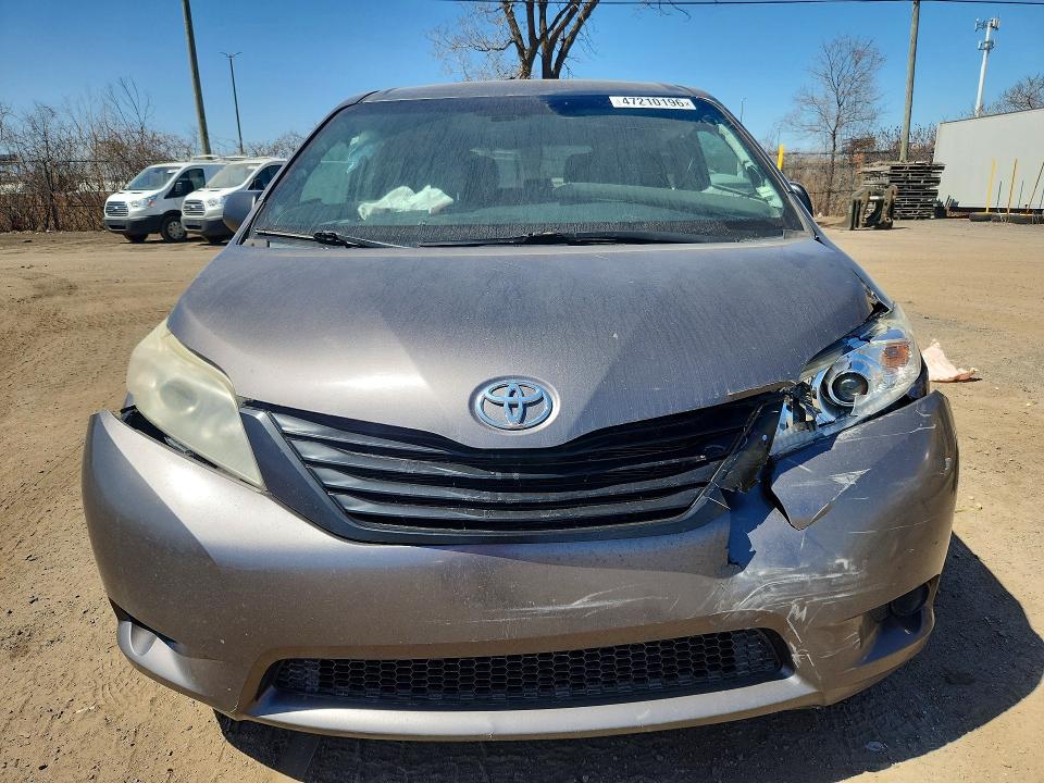 Продажа на аукционе авто 2015 Toyota Sienna, vin: 5TDZK3DC9FS570799, номер лота: 47210196