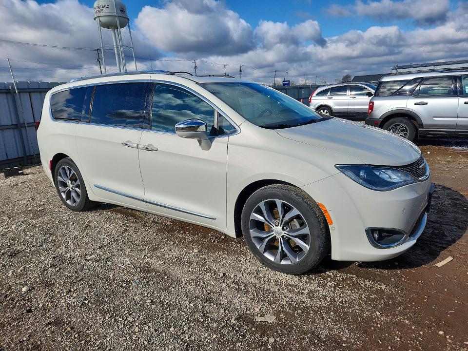 48930106 :رقم المزاد ، 2C4RC1GG8HR647688 vin ، 2017 Chrysler Pacifica مزاد بيع