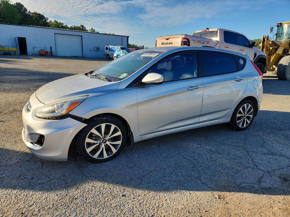 49120976 :رقم المزاد ، KMHCU5AE3FU217855 vin ، 2015 Hyundai Accent مزاد بيع