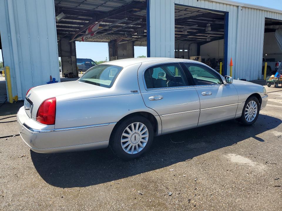49393216 :رقم المزاد ، 1LNHM82W85Y611700 vin ، 2005 Lincoln Town Car مزاد بيع