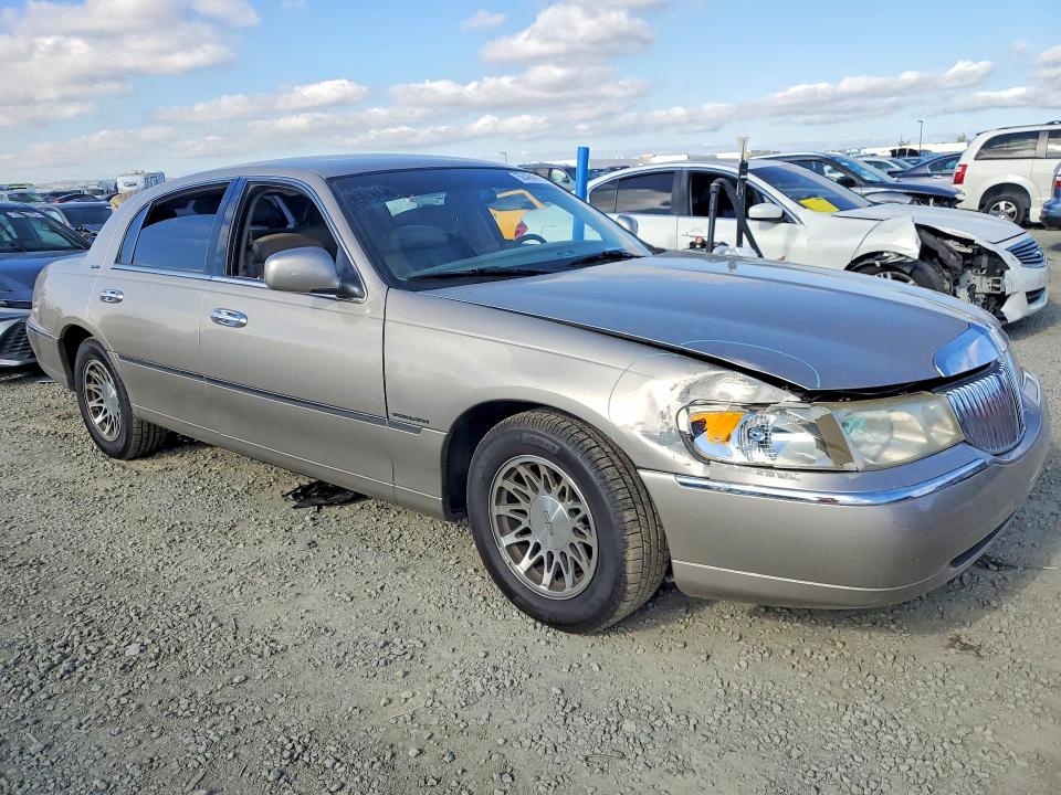 50494016 :رقم المزاد ، 1LNHM82W4YY940642 vin ، 2000 Lincoln Town Car مزاد بيع