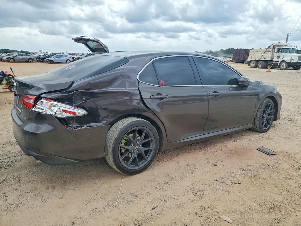 51484696 :رقم المزاد ، 4T1B11HK7JU063913 vin ، 2018 Toyota Camry مزاد بيع