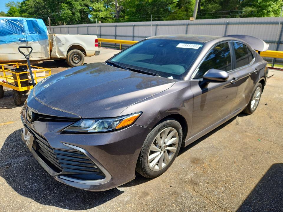 48680986 :رقم المزاد ، 4T1C11AK2NU687140 vin ، 2022 Toyota Camry مزاد بيع