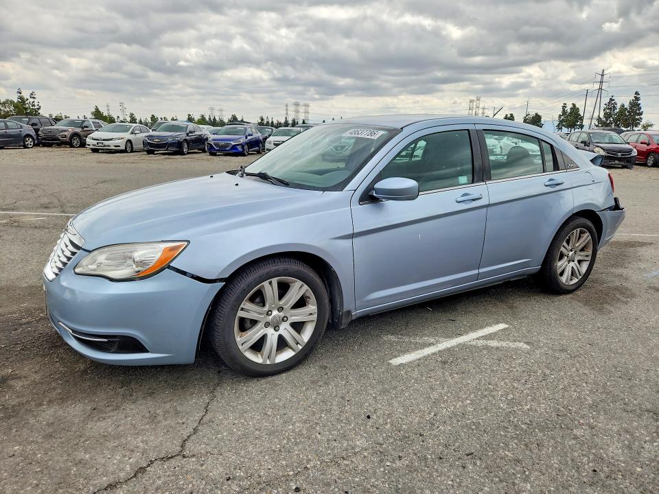2013 Chrysler 200 მანქანა იყიდება აუქციონზე, vin: 1C3CCBAB2DN698740, აუქციონის ნომერი: 48637786