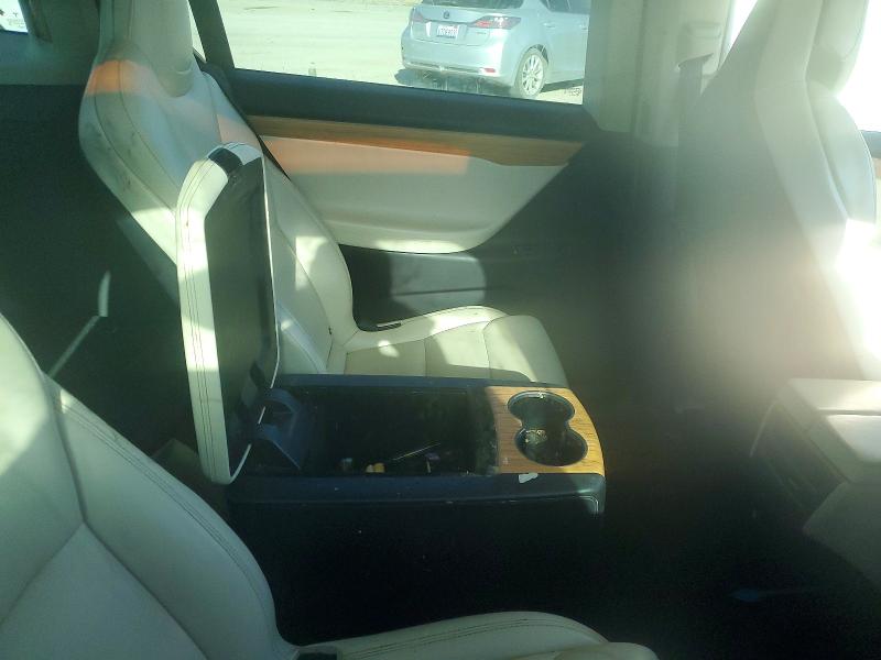 48927946 :رقم المزاد ، 5YJXCBE25JF122139 vin ، 2018 Tesla Model X مزاد بيع