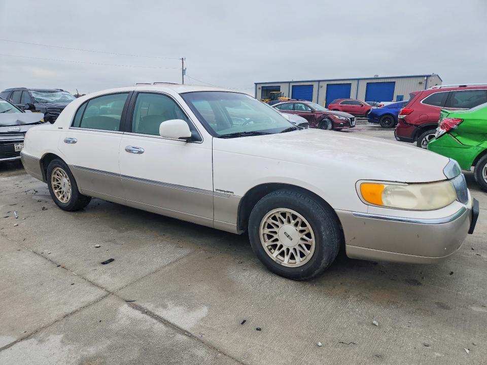 Продаж на аукціоні авто 2001 Lincoln Town Car, vin: 1LNHM81WX1Y647304, номер лоту: 50566956
