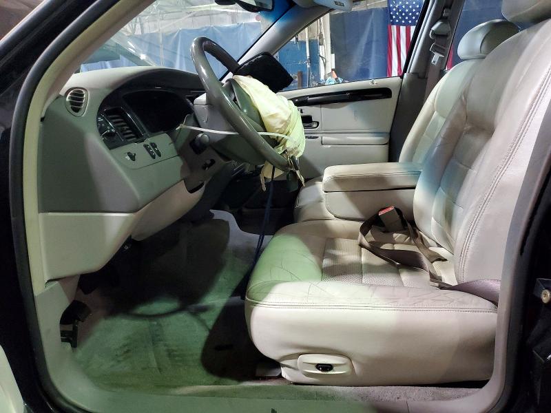 49872696 :رقم المزاد ، 1LNHM82W82Y660732 vin ، 2002 Lincoln Town Car مزاد بيع