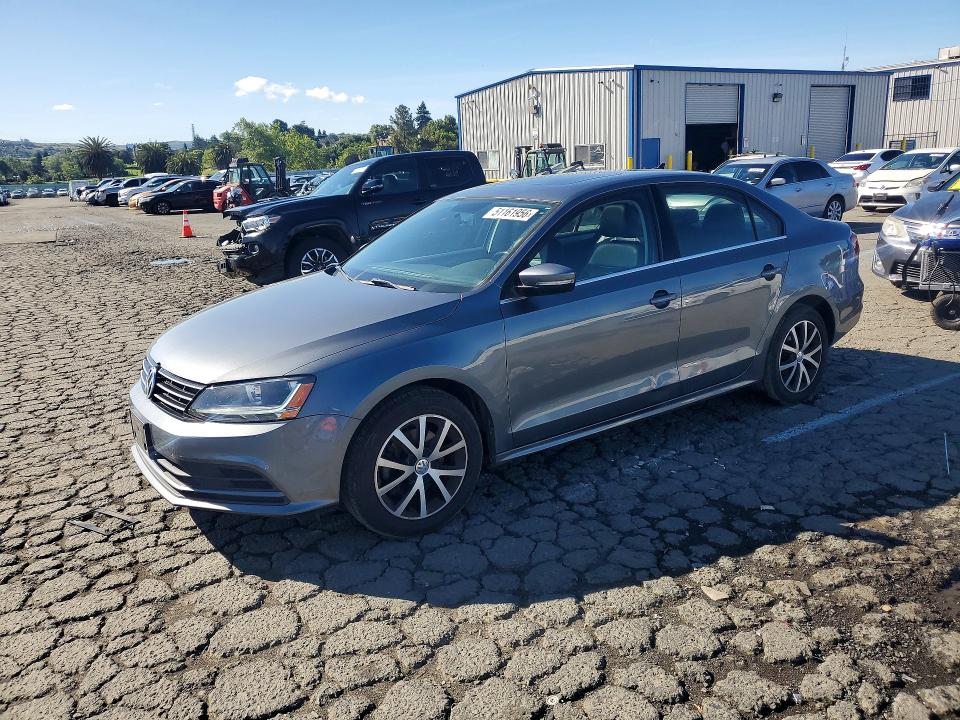 51161956 :رقم المزاد ، 3VWDB7AJ8JM233213 vin ، 2018 Volkswagen Jetta مزاد بيع