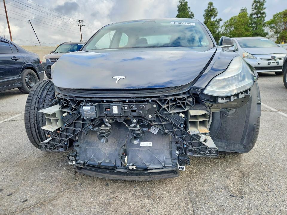 49628246 :رقم المزاد ، 5YJ3E1EA3JF166070 vin ، 2018 Tesla Model 3 مزاد بيع