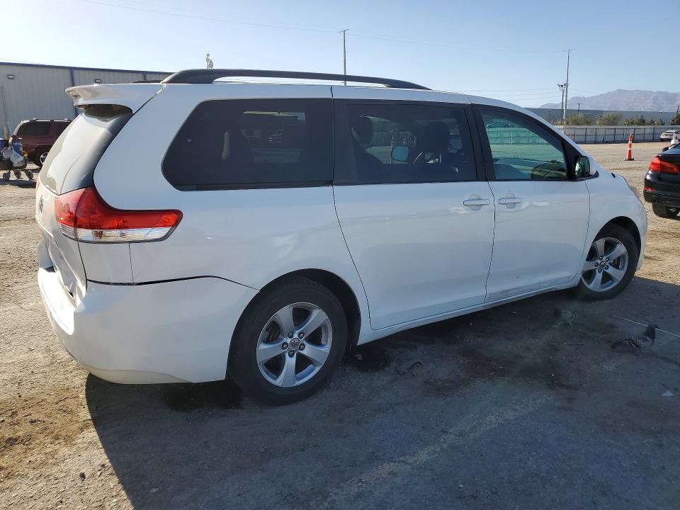 51004166 :رقم المزاد ، 5TDKK3DCXES497720 vin ، 2014 Toyota Sienna مزاد بيع