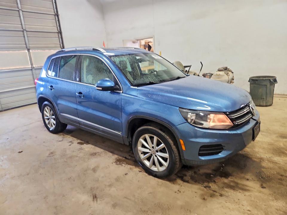 49838106 :رقم المزاد ، WVGRV7AX8HK025608 vin ، 2017 Volkswagen Tiguan مزاد بيع