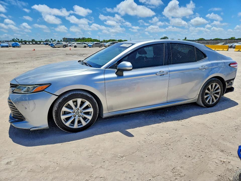 50329866 :رقم المزاد ، 4T1B11HK3JU580688 vin ، 2018 Toyota Camry مزاد بيع