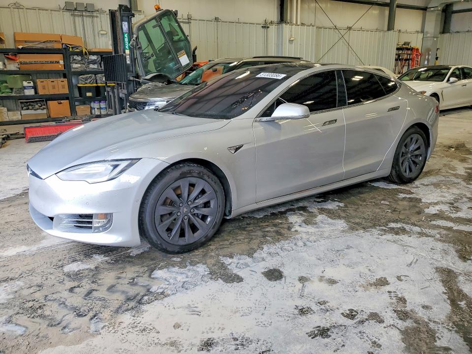 51303086 :رقم المزاد ، 5YJSA1E23JF275399 vin ، 2018 Tesla Model S مزاد بيع