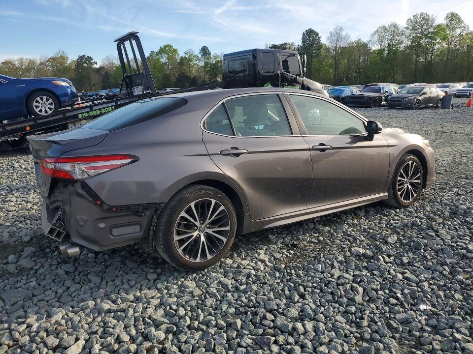 48779836 :رقم المزاد ، 4T1B11HK3JU633650 vin ، 2018 Toyota Camry مزاد بيع