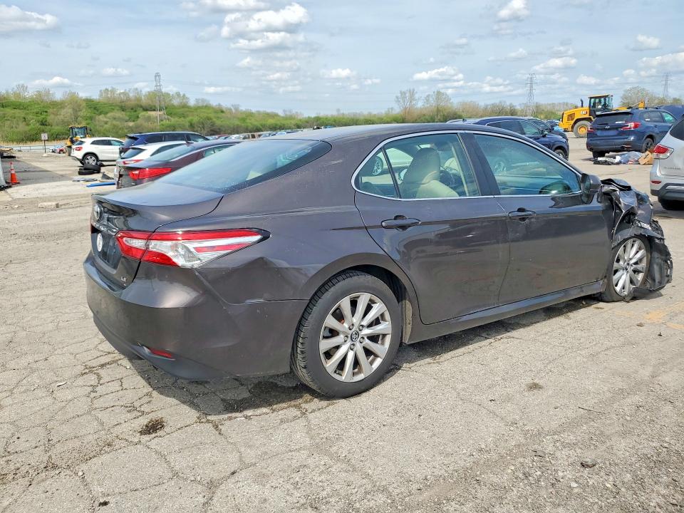 50923896 :رقم المزاد ، 4T1B11HK3JU621482 vin ، 2018 Toyota Camry مزاد بيع