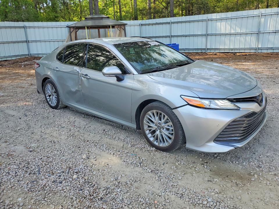 50085296 :رقم المزاد ، 4T1B11HK5JU105754 vin ، 2018 Toyota Camry مزاد بيع