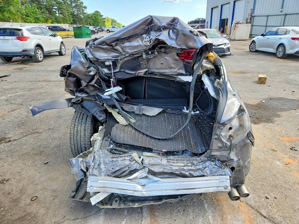 49101256 :رقم المزاد ، 4T1B11HK8JU563532 vin ، 2018 Toyota Camry مزاد بيع