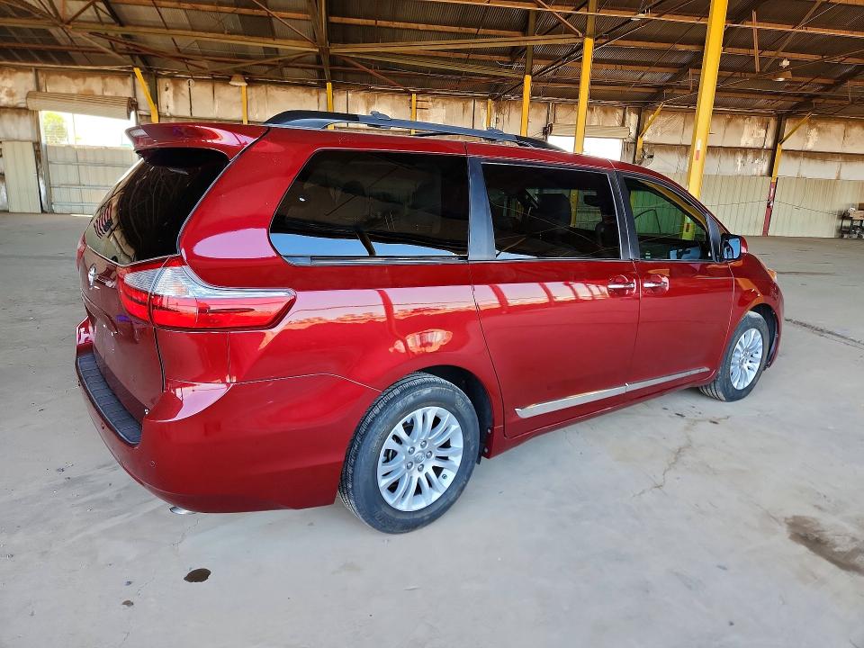 51677826 :رقم المزاد ، 5TDYZ3DC1HS889818 vin ، 2017 Toyota Sienna مزاد بيع