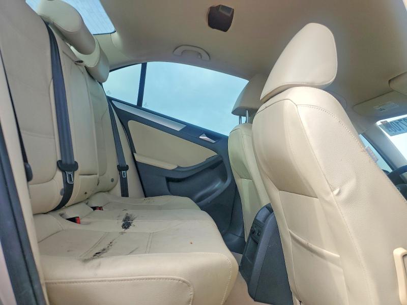 49687106 :رقم المزاد ، 3VW637AJ2EM214569 vin ، 2014 Volkswagen Jetta مزاد بيع