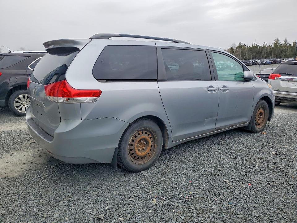 49228296 :رقم المزاد ، 5TDKK3DC6BS143267 vin ، 2011 Toyota Sienna مزاد بيع