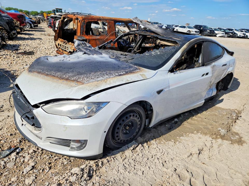 49178526 :رقم المزاد ، 5YJSA1S22FF082785 vin ، 2015 Tesla Model S مزاد بيع
