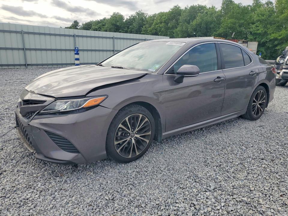 50259696 :رقم المزاد ، 4T1B11HK2JU573490 vin ، 2018 Toyota Camry مزاد بيع