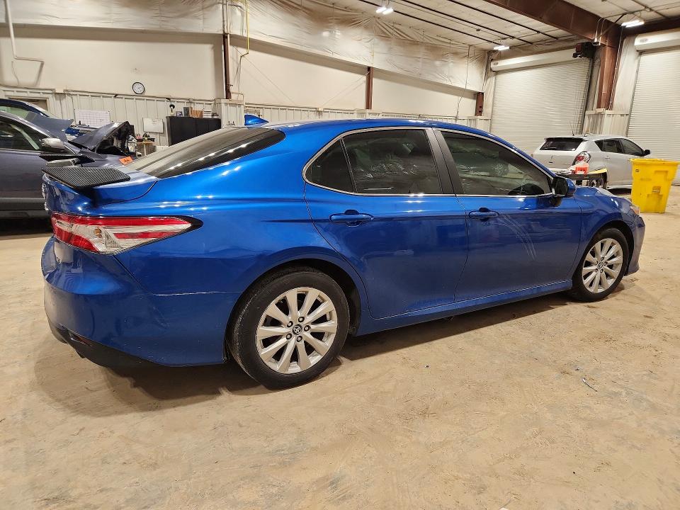 48151586 :رقم المزاد ، 4T1B11HK0KU165099 vin ، 2019 Toyota Camry مزاد بيع