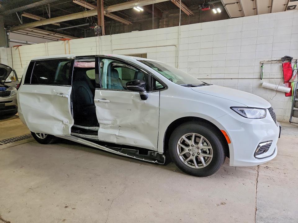 Auction sale of the 2026 Chrysler Pacifica, vin: 2C4RC1BG9TR177820, lot number: 50912116