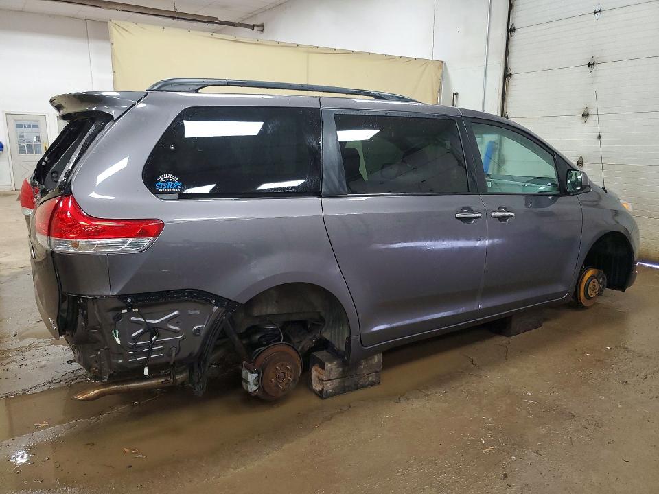 49628156 :رقم المزاد ، 5TDDK3DC5ES086962 vin ، 2014 Toyota Sienna مزاد بيع