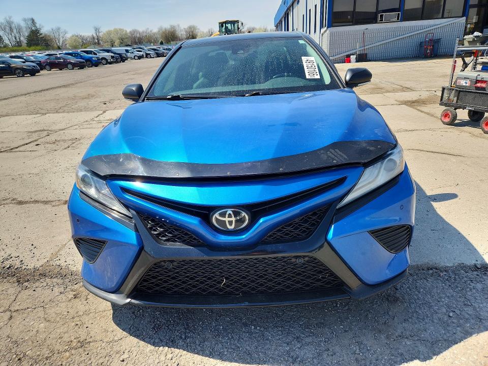 49150166 :رقم المزاد ، 4T1B61HK0JU098603 vin ، 2018 Toyota Camry مزاد بيع