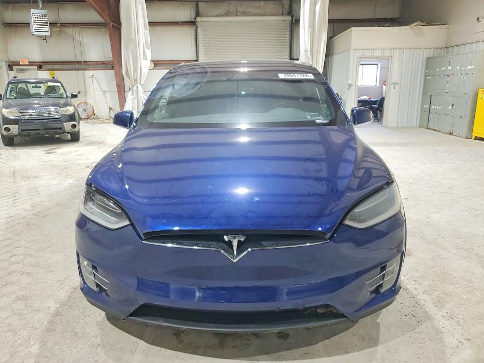 49091766 :رقم المزاد ، 5YJXCBE23JF102438 vin ، 2018 Tesla Model X مزاد بيع