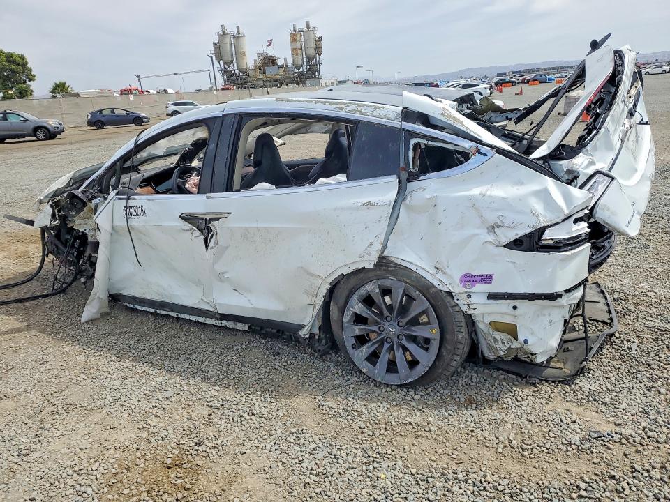Продаж на аукціоні авто 2018 Tesla Model X, vin: 5YJXCBE24JF112993, номер лоту: 51029216