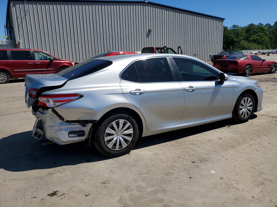 49744986 :رقم المزاد ، 4T1B11HK7JU536208 vin ، 2018 Toyota Camry مزاد بيع