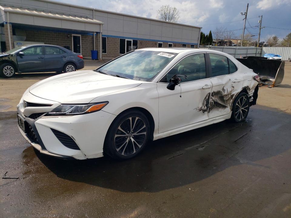 49811796 :رقم المزاد ، 4T1B11HK6JU110588 vin ، 2018 Toyota Camry مزاد بيع