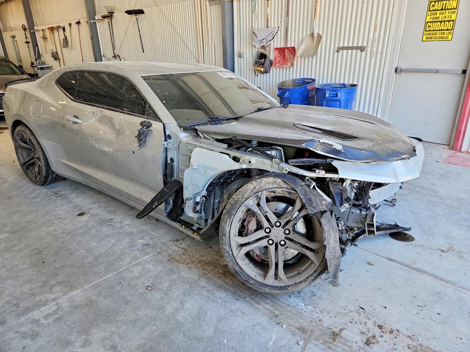 49672346 :رقم المزاد ، 1G1FE1R70J0158561 vin ، 2018 Chevrolet Camaro مزاد بيع
