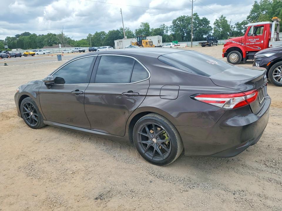 51484696 :رقم المزاد ، 4T1B11HK7JU063913 vin ، 2018 Toyota Camry مزاد بيع