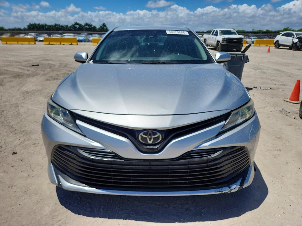 50329866 :رقم المزاد ، 4T1B11HK3JU580688 vin ، 2018 Toyota Camry مزاد بيع