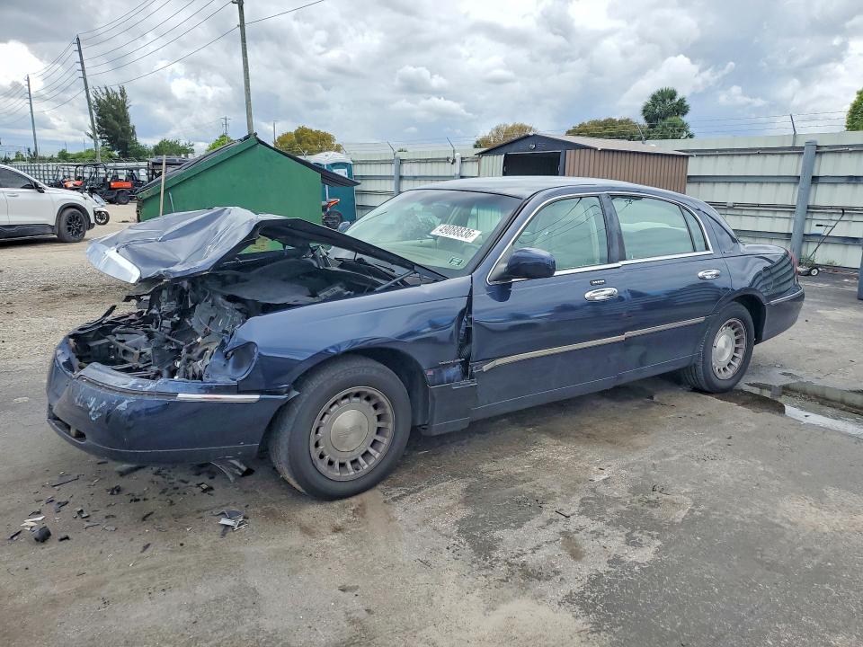 61986286 :رقم المزاد ، 1LNHM81W22Y666396 vin ، 2002 Lincoln Town Car مزاد بيع