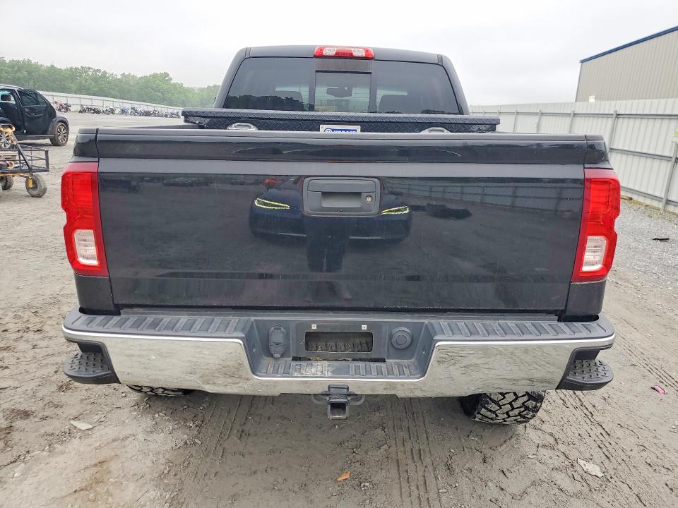 51611776 :رقم المزاد ، 3GCUKSEJ2JG421594 vin ، 2018 Chevrolet Silverado مزاد بيع