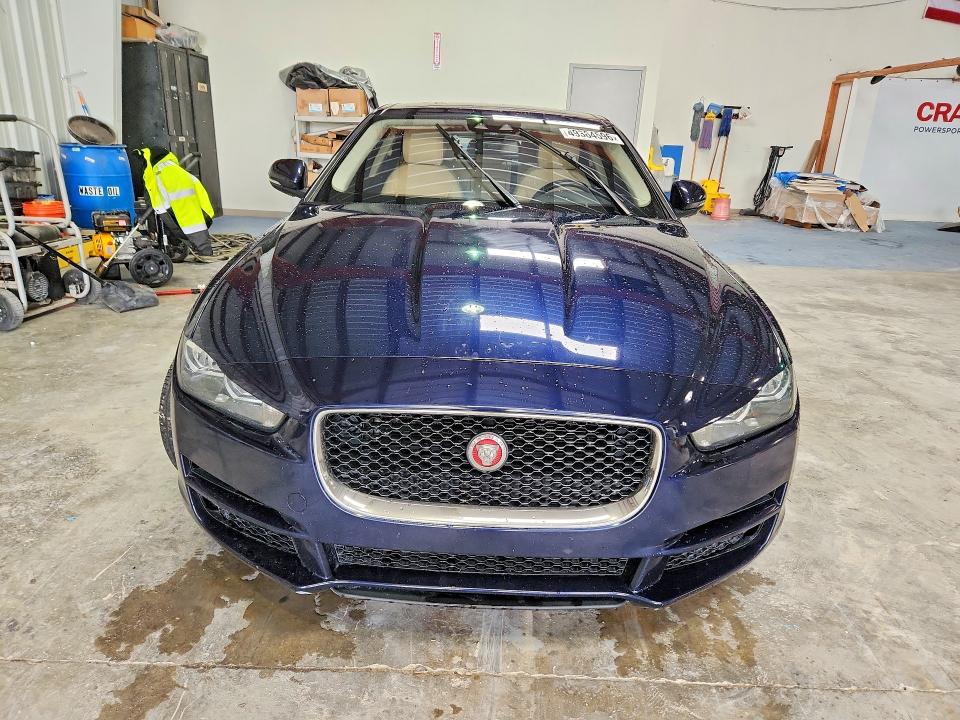 49364596 :رقم المزاد ، SAJAR4BG9HA972795 vin ، 2017 Jaguar Xe مزاد بيع