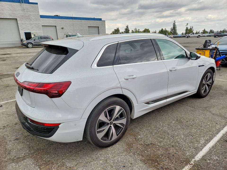47649736 :رقم المزاد ، WA15AAGE0RB026412 vin ، 2024 Audi Q8 E-tron مزاد بيع