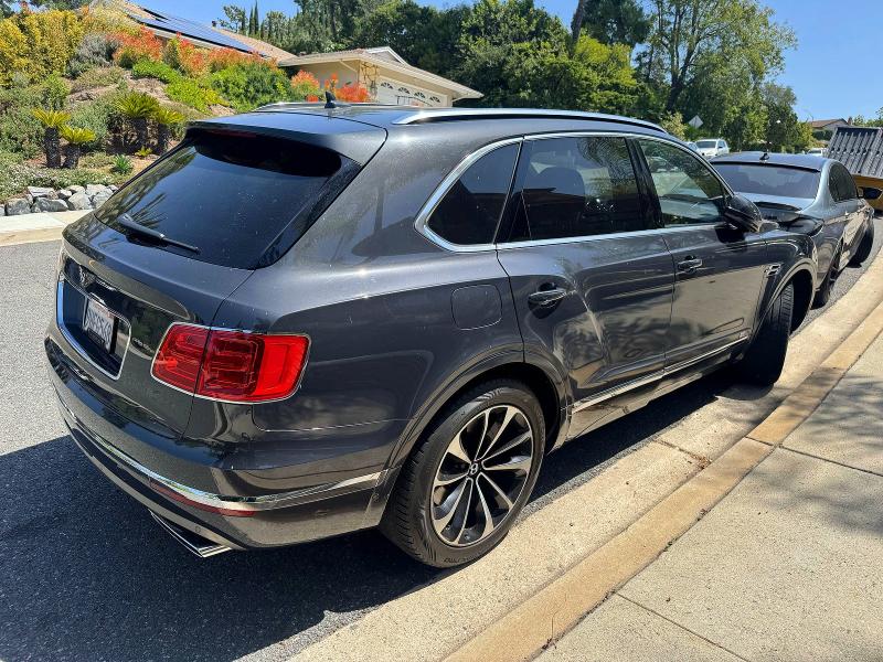 2017 Bentley Bentayga მანქანა იყიდება აუქციონზე, vin: SJAAC2ZV6HC015264, აუქციონის ნომერი: 50670136