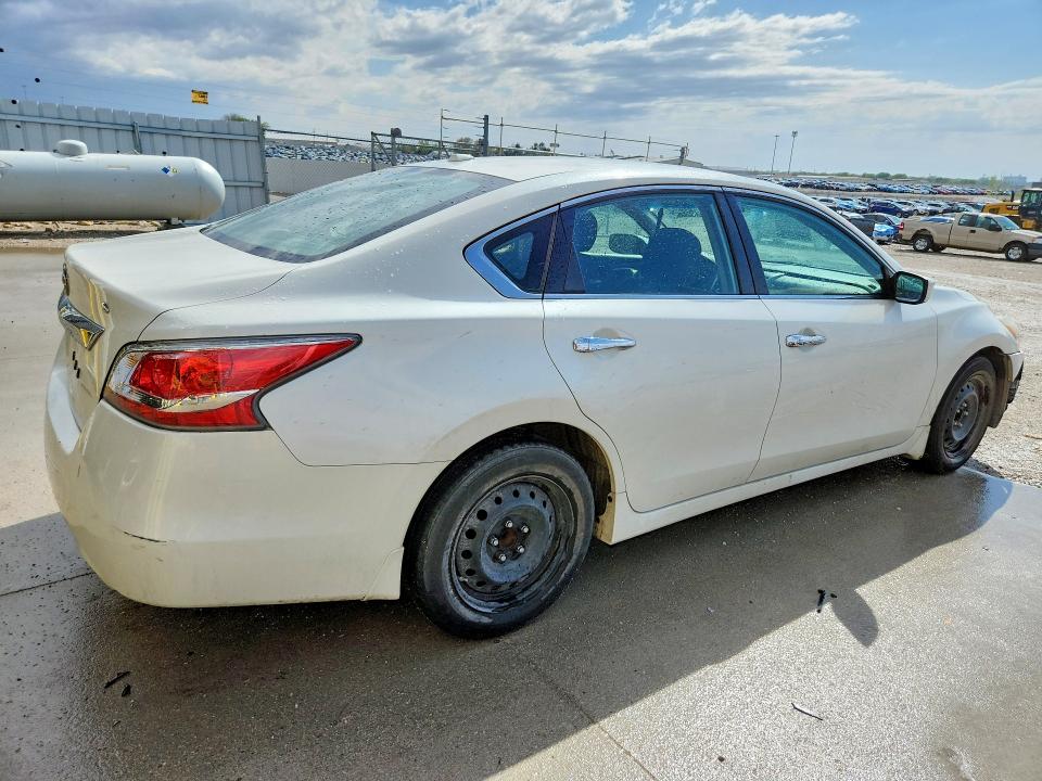 2015 Nissan Altima მანქანა იყიდება აუქციონზე, vin: 1N4AL3AP5FN392841, აუქციონის ნომერი: 51247486